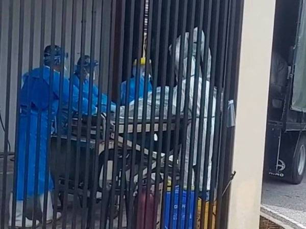 Mayat salah seorang anggota TUDM tiba di rumah mayat Hospital Umum Sarawak. - Foto Astro AWANI