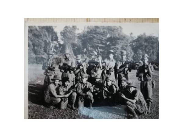 Gambar kenangan Venugopal dan wira negara ketika berkhidmat sebagai anggota tentera