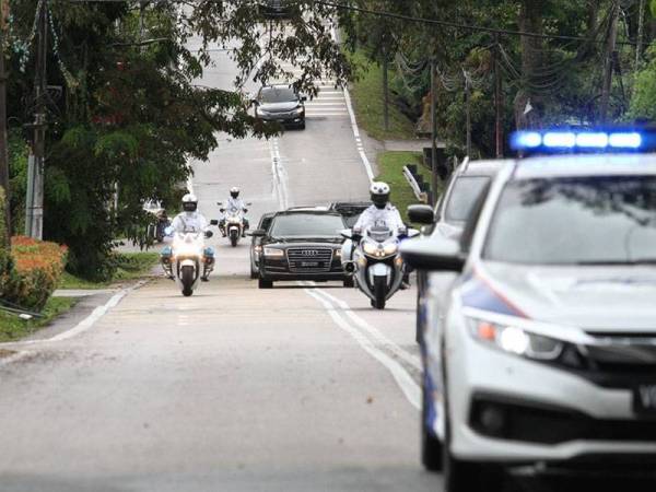 Kenderaan rasmi membawa Ismail Sabri untuk mengadakan pertemuan tertutup dengan Biro Politik UMNO Johor di kediaman rasmi Menteri Besar Johor di Saujana, Johor Bahru, pada Jumaat.