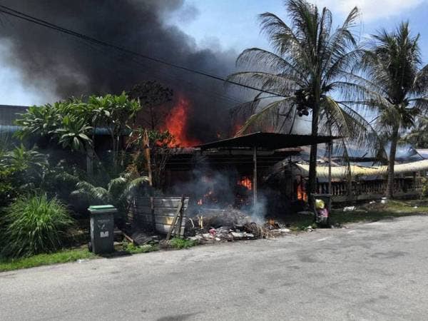 Kebakaran memusnahkan dua rumah di Manjoi pada Jumaat. Foto: Ihsan Pembaca