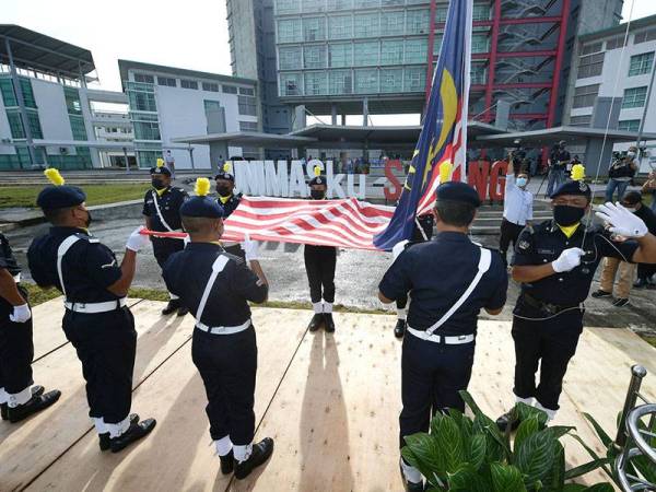Anggota Polis Bantuan dari Universiti Malaysia Sarawak (Unimas) menaikkan Jalur Gemilang pada majlis mengibarkan Jalur Gemilang sempena Sambutan Bulan Kebangsaan bertemakan Malaysia Prihatin di Dataran Canselori Unimas hari ini.