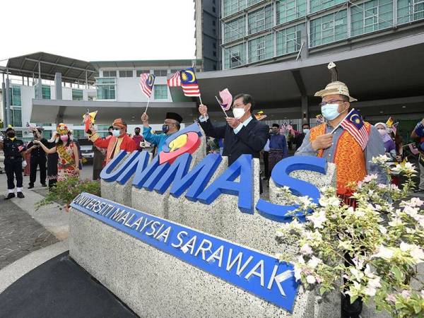 Naib Canselor Universiti Malaysia Sarawak Prof Datuk Dr Kadim Suaidi (tiga, kanan) bersama barisan kakitangan akademik mengibarkan Jalur Gemilang pada majlis mengibarkan Jalur Gemilang sempena Sambutan Bulan Kebangsaan bertemakan Malaysia Prihatin di Dataran Canselori Unimas hari ini.