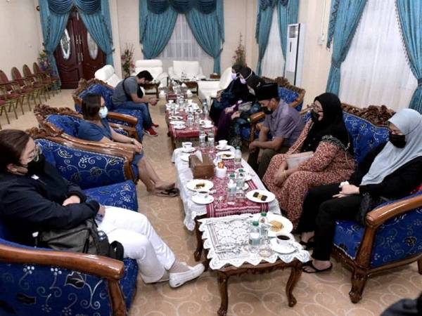 Antara waris anggota tentera yang terbunuh di Kem TUDM Squadron 330 Kota Samarahan berikut kejadian tembakan yang menyebabkan empat terbunuh di sini hari ini.