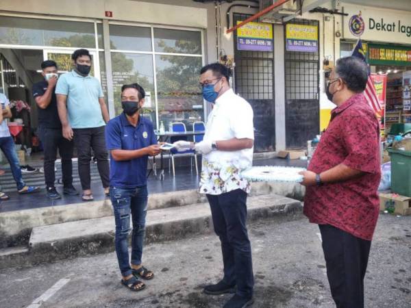 Mohd Sharkar (tengah) ketika menyampaikan BPN kepada pemandu pelancong di Kuala Gandah, Lanchang pada Jumaat.