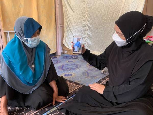 Nora (kanan) membenarkan Rogayah tinggal bersama di rumahnya di Tanjong Mas sementara menunggu bapa saudaranya dibenarkan keluar hospital dan pulang ke Machang.