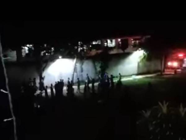 Rakaman video yang menunjukkan kumpulan pekerja asing membuat kekecohan di sebuah asrama pekerja di Pantai Puteri, Melaka pada Khamis.