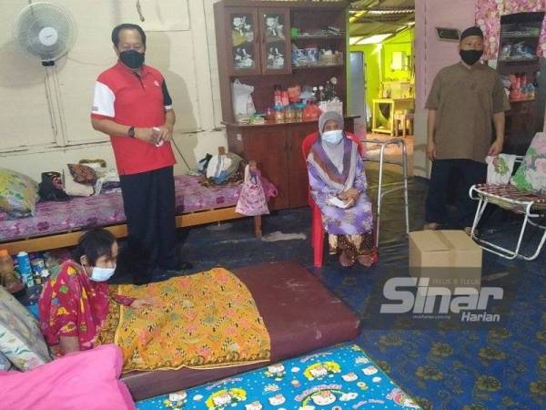 Ahmad (kiri) ketika mengadakan ziarah kasih di Kampung Parit Gantung Sanglang pada Sabtu.