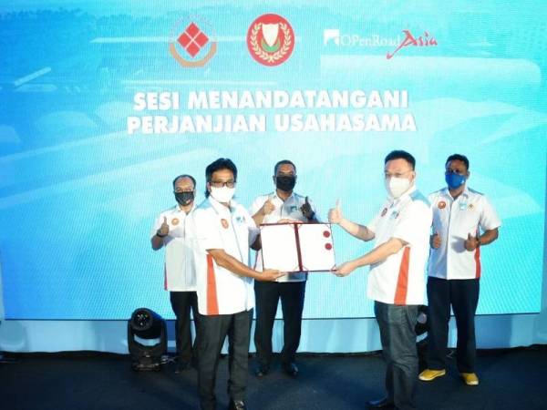 Abdul Rahman ( kiri) ketika Sesi menandatangani perjanjian usahasama pada Mac lalu yang turut dihadiri Muhammad Sanusi.