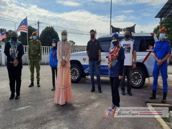 Sebanyak 40 Jalur Gemilang diedarkan kepada pekerja syarikat perkhidmatan kiriman cepat untuk dipasang di kenderaan masing-masing.- Foto Japen Melaka