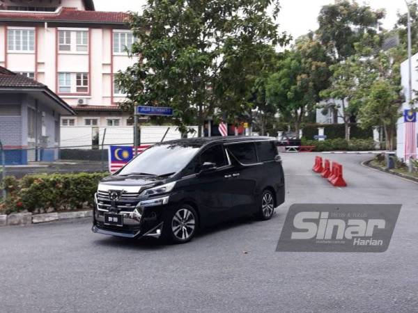 Kenderaan dipercayai milik Menteri Kanan Perdagangan Antarabangsa dan Industri (MITI), Datuk Seri Mohamed Azmin Ali dilihat keluar pada jam 5.17 petang tadi.