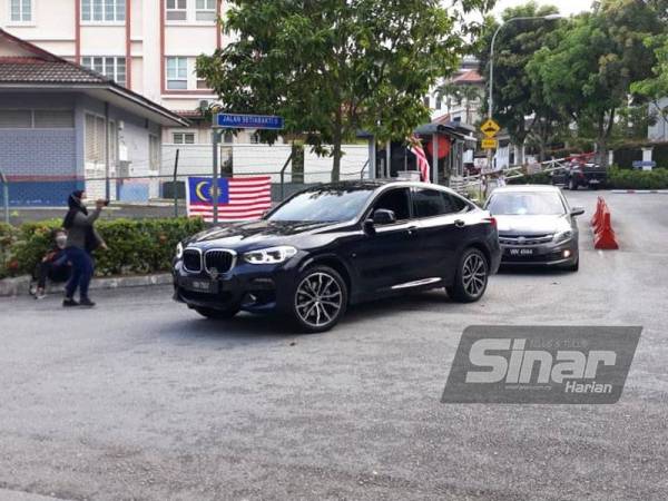 Kenderaan milik Timbalan Presiden Parti Pribumi Bersatu Malaysia (Bersatu), Datuk Seri Ahmad Faizal Azumu dilihat keluar dari kediaman Muhyiddin pada jam 5.45 petang.