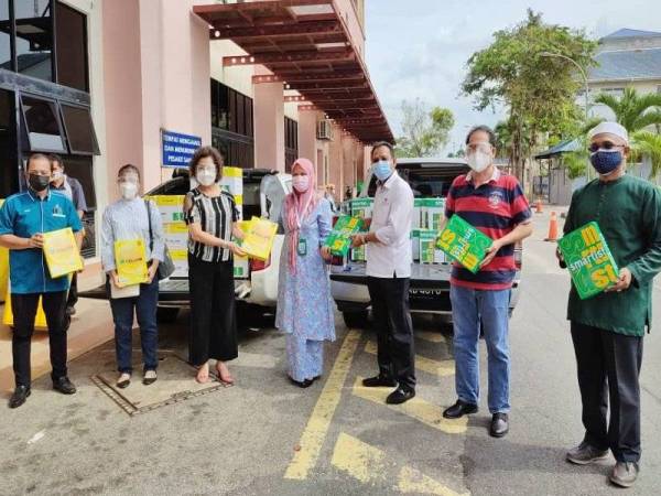 Asma (tengah) menerima bungkusan A4 daripada wakil Muafakat Nasional dan MCA di pekarangan HTAA pada Sabtu.