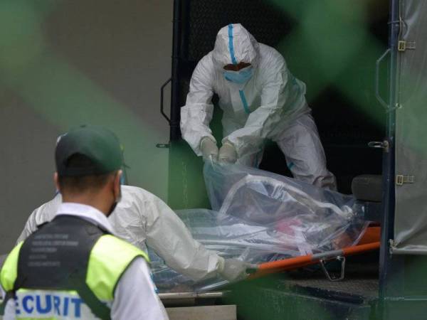 Mayat pertama kes tembakan di Kem Tentera Udara Diraja Malaysia (TUDM) Kota Samarahan tiba di rumah mayat Hospital Umum Sarawak pada 12.40 tengah hari semalam untuk siasatan lanjut. - Foto Bernama