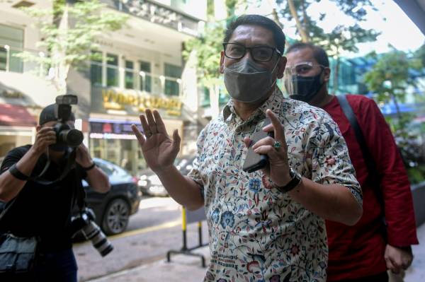 Penasihat Khas kepada Perdana Menteri bertaraf menteri, Datuk Seri Ahmad Faizal Azumu tiba di Publika Shopping Gallery bagi menghadiri mesyuarat Majlis Pimpinan Tertinggi (MPT) Parti Pribumi Bersatu Malaysia (Bersatu) pada Ahad. - Foto Bernama