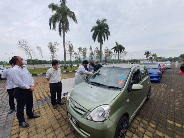 Kon Yeow (dua dari kiri) ketika meninjau Program Penang Saring Covid-19 yang diadakan di perkarangan Stadium Batu Kawan pada Ahad.