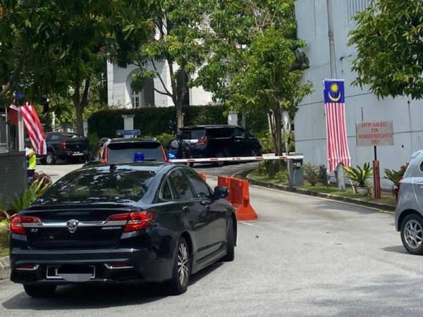 Kenderaan yang membawa Muhyiddin dan menteri yang dilihat masuk ke kediaman Perdana Menteri pada Ahad.