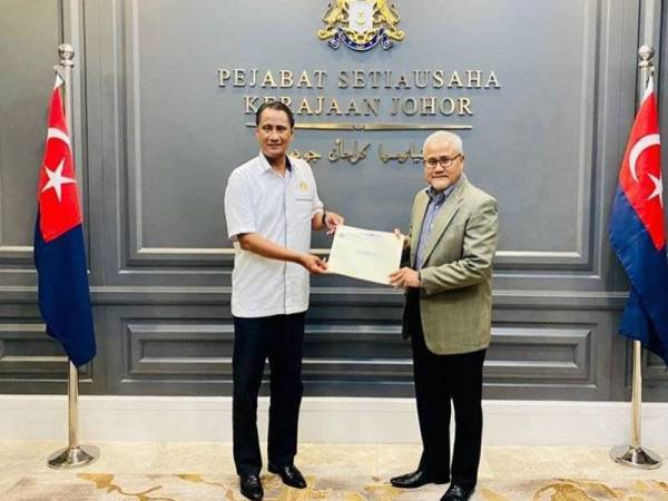 Mohd Noorazam (kanan) menerima surat lantikan sebagai Datuk Bandar Johor Bahru yang baharu daripada Setiausaha Kerajaan Negeri, Datuk Azmi Rohani di Pejabat Setiausaha Kerajaan Negeri, Iskandar Puteri, pada Khamis.