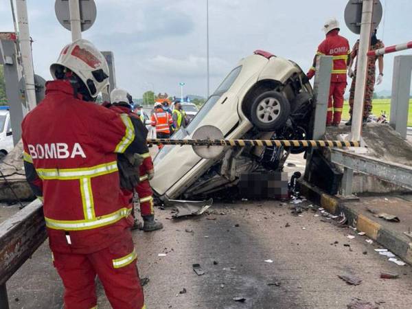 Anggota bomba melakukan pemeriksaan di lokasi kejadian.