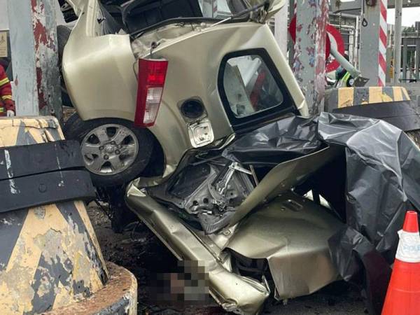 Keadaan kereta MPV yang remuk selepas merempuh rumah tol dalam kejadian di Lebuhraya Butterworth-Kulim (BKE) arah Butterworth pada petang Ahad.