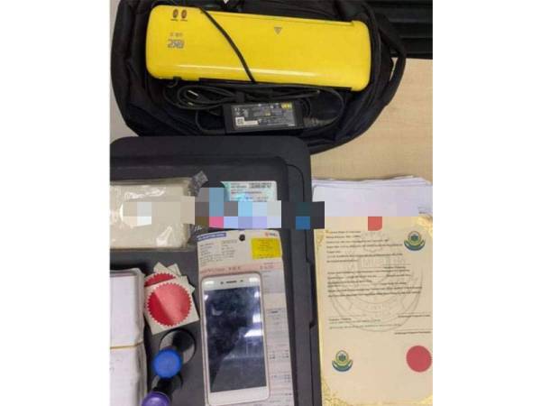 Beberapa dokumen disyaki palsu berkait sindiket penyeludupan manusia dirampas dalam Ops Pintas sekitar Alor Setar pada Sabtu.