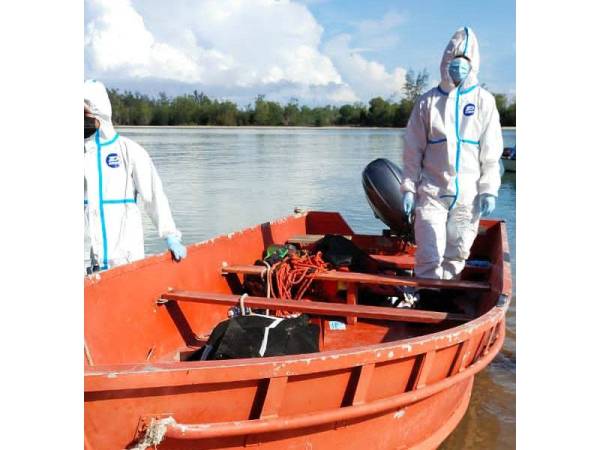 Mayat mangsa dibawa ke pos kawalan tempat kejadian selepas ditemui penduduk kampung kira-kira enam kilometer mangsa dilaporkan hilang di Sungai Sekudung, Serusup, Tuaran.