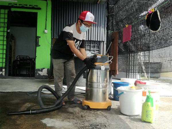 Syed Ahmad Zulkarnain membersihkan premisnya sebelum beroperasi sepenuhnya.