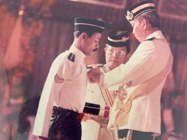 Sewaktu menerima Pingat Gagah Berani pada 1982.