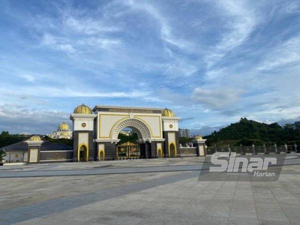 Istana Negara menjadi tumpuan petugas media hari ini bagi membawakan perkembangan terkini berhubung senario politik tanah air.