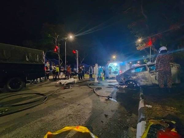 Kereta Toyota Vios terbakar selepas terbabas lalu melanggar sebatang pokok di Jalan Masjid Negeri, Georgetown, awal pagi Isnin.