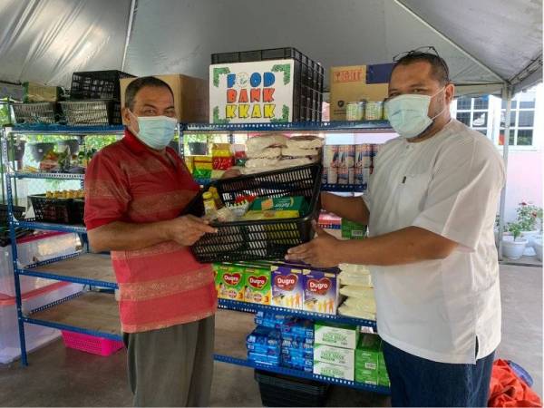 Asnaf yang hadir boleh mengisi borang dan menggunakan bakul yang disediakan untuk mengambil barangan yang diperlukan di FoodBank Rumah KKAK di Kota Bharu.