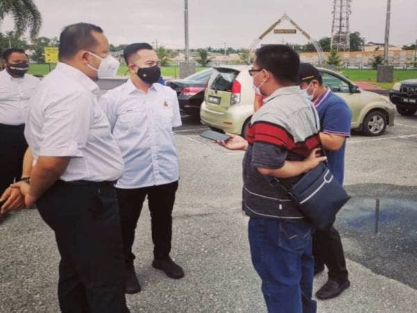 Rizam (kiri) dan Mohd Imran pada sidang akhbar sebelum penyerahan memorandum bantahan di PDT Sabak Bernam.