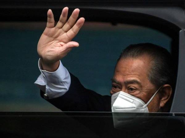 Muhyiddin melambai tangan kepada pihak media. - Foto Bernama