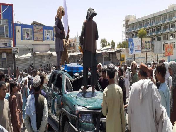 Tentera Taliban mula memasuki bandar Kandahar, selatan Afghanistan. - Foto Xinhua