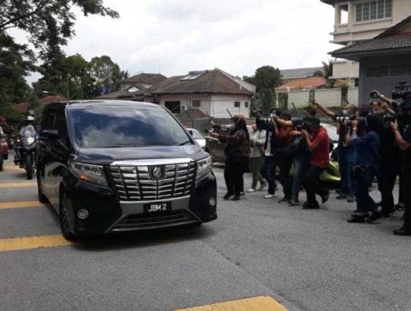 Kenderaan yang membawa Ahli Parlimen Pagoh itu dilihat memasuki kediaman peribadinya di Bukit Damansara pada jam 1.09 petang. 