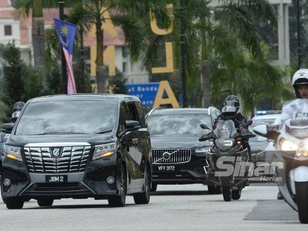 Kenderaan yang membawa Perdana Menteri, Tan Sri Muhyiddin Yassin memasuki Istana Negara hari ini. -Foto Sinar Harian ROSLI TALIB