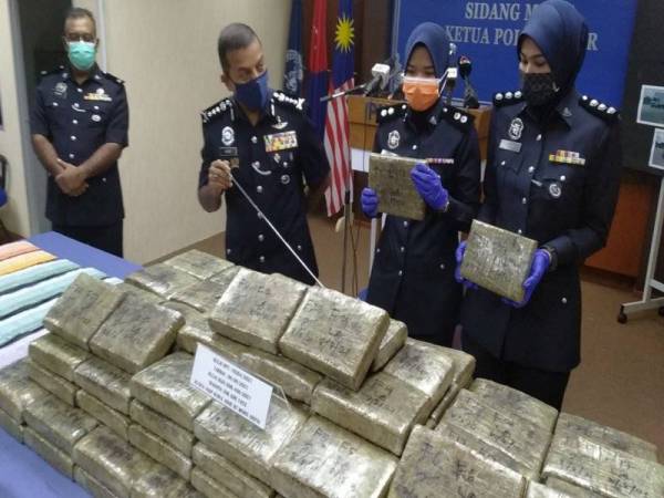 Ayob Khan (dua dari kiri) menunjukkan 174 ketul ganja mampat bernilai RM441,63 yang berjaya dirampas pada sidang akhbar di IPK Johor pada Isnin.