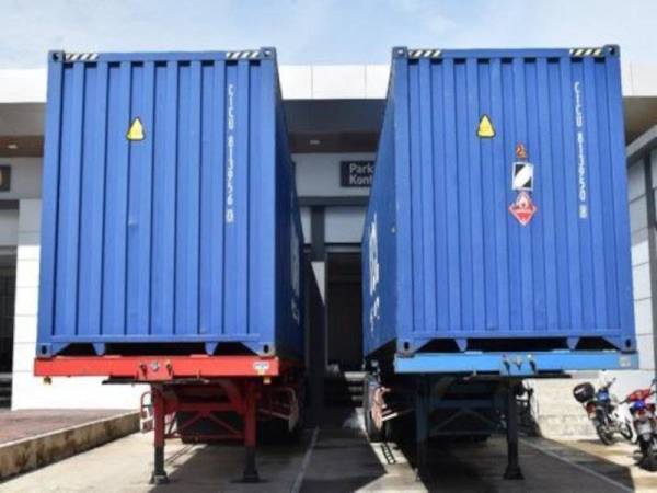 Dua buah lori yang membawa makanan haiwan dari negara Thailand ditahan MAQIS di Kompleks Kastam, Imigresen, Kuarantin dan Keselamatan (ICQS) Bukit Kayu Hitam pada Jumaat.