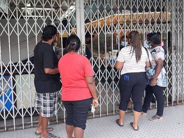 Hanya pelanggan sudah lengkap dua dos vaksin dibenarkan masuk ke dalam sebuah kedai emas di Seremban.