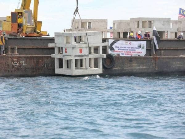 Sebanyak 10 unit tukun jenis kuboid juvenil dilabuhkan di perairan Cherok Paloh pada Isnin.