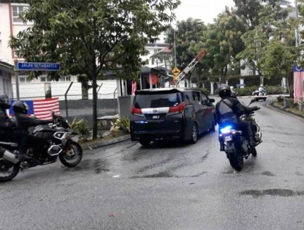 Kereta yang membawa Muhyiddin dilihat memasuki kediamannya di Bukit Damansara pada jam 4.53 petang