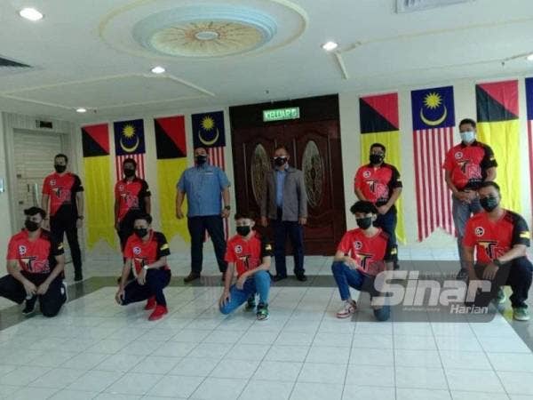 Mohd Taufek (berdiri, tiga kanan) selepas selesai majlis menandatangani perjanjian persefahaman antara Tabah dan NSEA di Wisma Negeri pada Isnin.