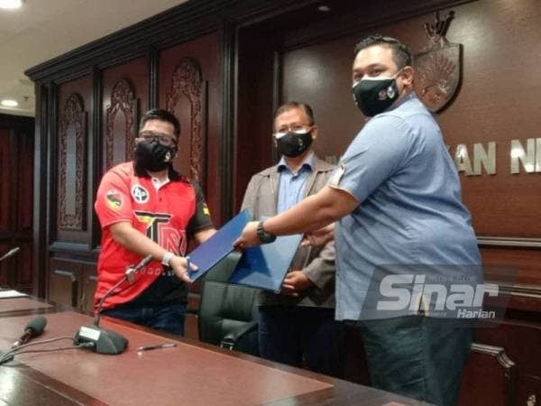 Mohd Taufek (tengah) menyaksikan majlis menandatangani perjanjian persefahaman antara Pusat Pembangunan Belia Harapan Negeri Sembilan (Tabah) bersama Persatuan Sukan Elektronik Negeri Sembilan (NSEA) di Wisma Negeri pada Isnin.