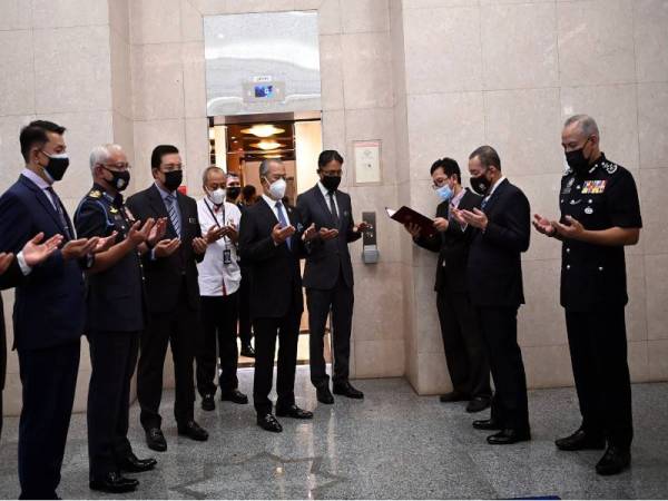 Muhyiddin mengaminkan doa sebelum meninggalkan pejabatnya pada hari terakhir beliau bertugas sebagai Perdana Menteri, pada Isnin. -Foto Bernama