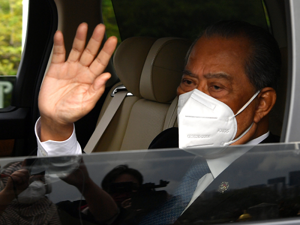 Perdana Menteri sementara, Tan Sri Muhyiddin Yassin melambaikan tangan kepada petugas media sejurus meninggalkan pekarangan Bangunan Perdana Putra kira-kira 4.25 petang hari ini. Foto Bernama