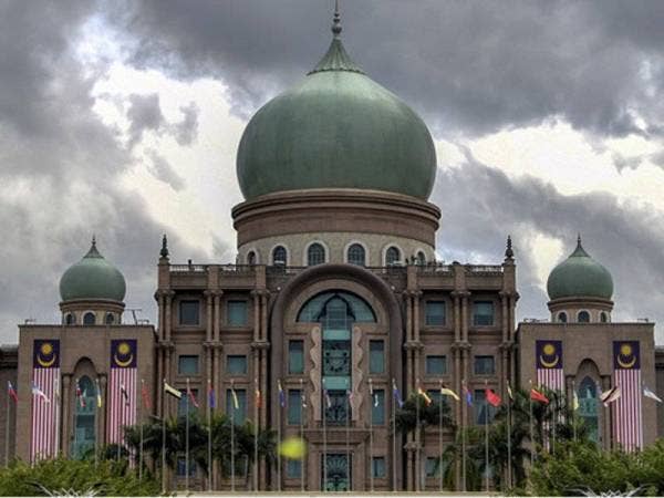 Bangunan Perdana Putra menempatkan pejabat Perdana Menteri sementara atau 'caretaker' Tan Sri Muhyiddin Yassin dan Timbalan Perdana Menteri, Datuk Seri Ismail Sabri Yaakob.  - Foto Bernama