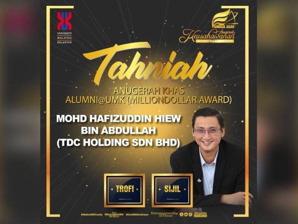 Muhammad Hafizuddin Hiew merangkul anugerah utama Alumni@UMK (Million Dollar Awards) sempena Majlis Anugerah Keusahawanan UMKEA 2020.