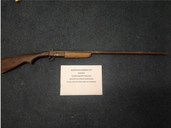 Senjata api buatan sendiri jenis bakakuk yang dirampas berikutan insiden tertembak rakan di kawasan kebun Kampung Sunsuron, Tambunan pada Ahad.