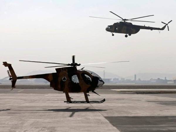 Dua helikopter Afghanistan membawa lebih 20 tentera mendarat di ladang kapas di wilayah Surxondaryo pada tengah malam. - Foto Reuters
