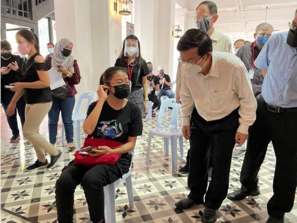 Kon Yeow ketika membuat lawatan ke RiVAC di Gurney Paragon, Georgetown pada Selasa.