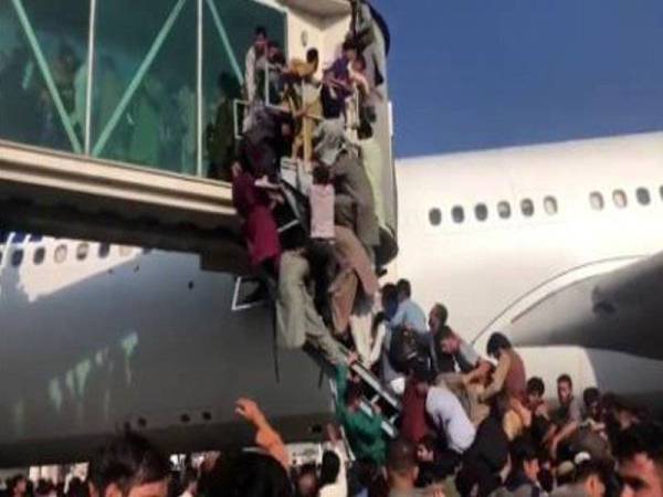 Tangkap layar video tular di laman sosial.